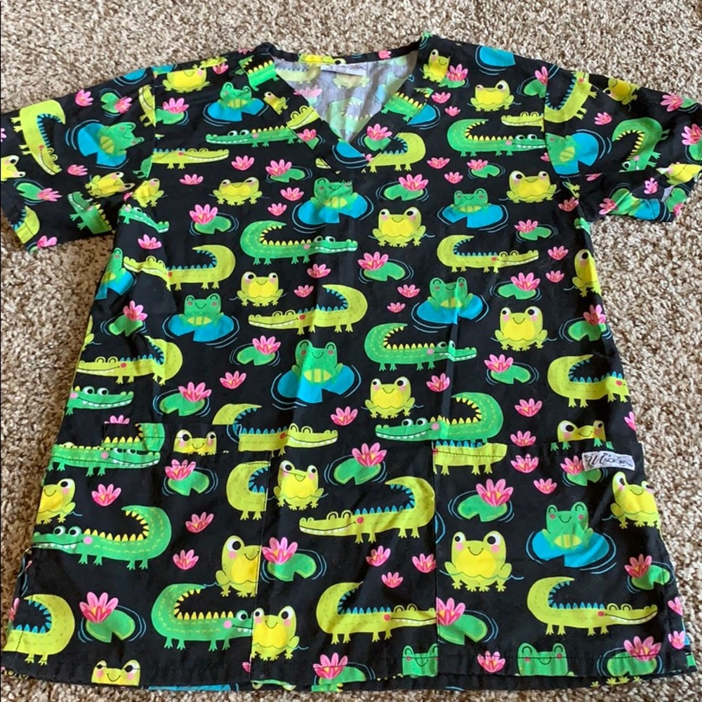 UA scrubs XS pattern top